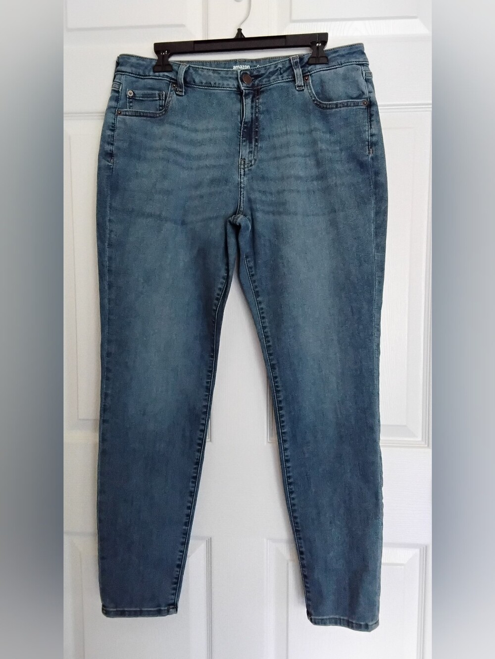 Amazon Essentials Women's Curvy Skinny Jeans in Faded Blue Wash